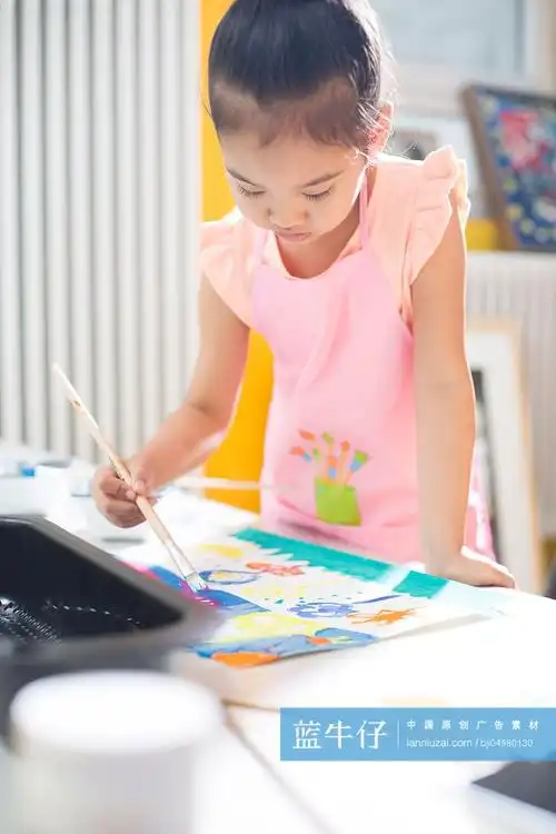 小女孩上美术课