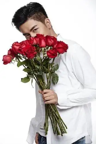 手拿玫瑰花,杨洋帅气,张艺兴太浪,玫瑰没人敢要