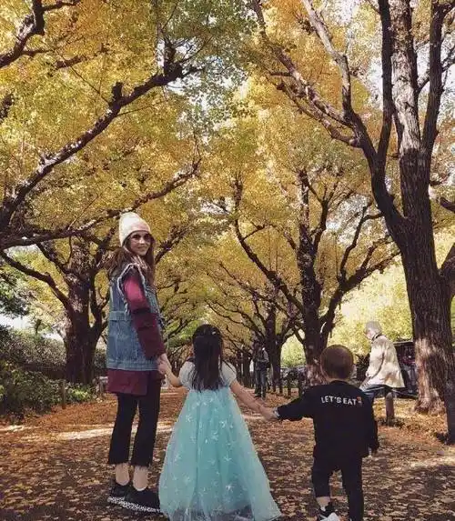 周杰伦一家四口同框,小小周穿背带裙好可爱,罗密欧帅气自逼爸爸_弟弟