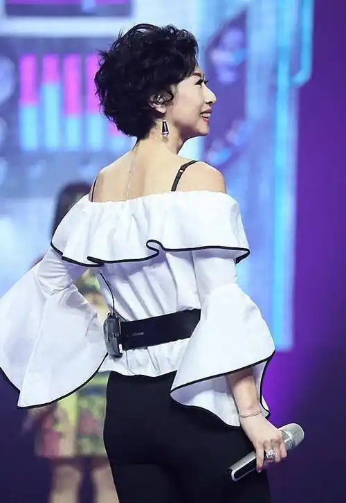 58岁叶倩文穿红色吊带裙,热辣奔放遮不住鱼尾纹显老态_身材_肤色_裙装