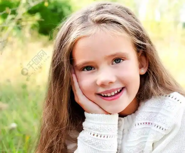 微笑着可爱的小女孩在夏季的一天的肖像