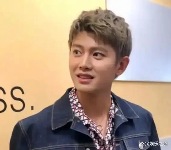 在剧中,只要任嘉伦出现,他就化身为三庭分布完美适中,面部骨相也极具