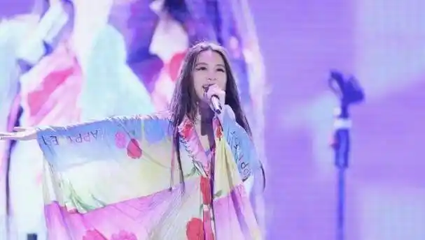 hebe上热搜了穿印花床单出席音乐节挥挥衣袖时髦也甩不走