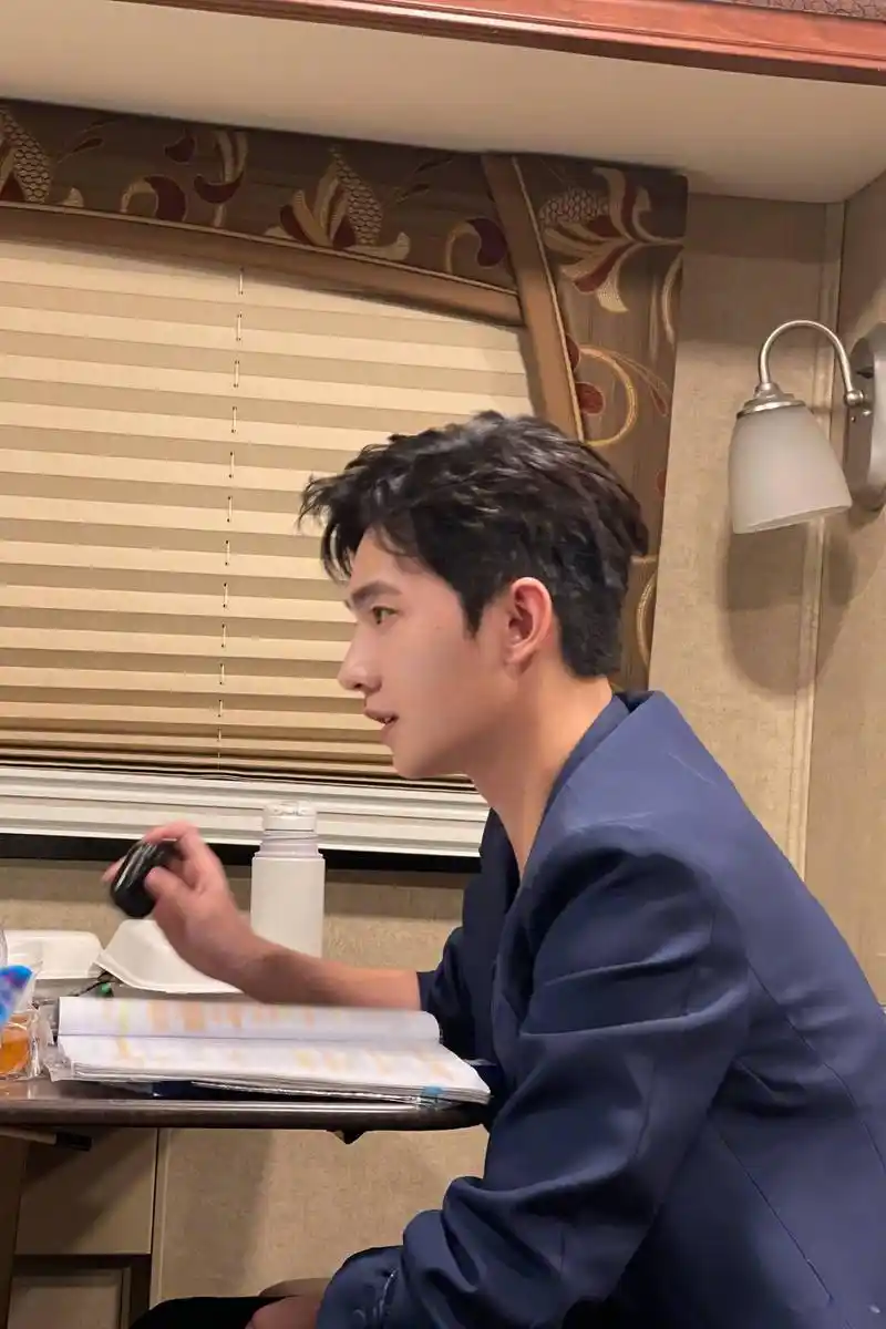 杨洋发九宫格自拍,顶级帅哥骨相极好,帅到让人窒息