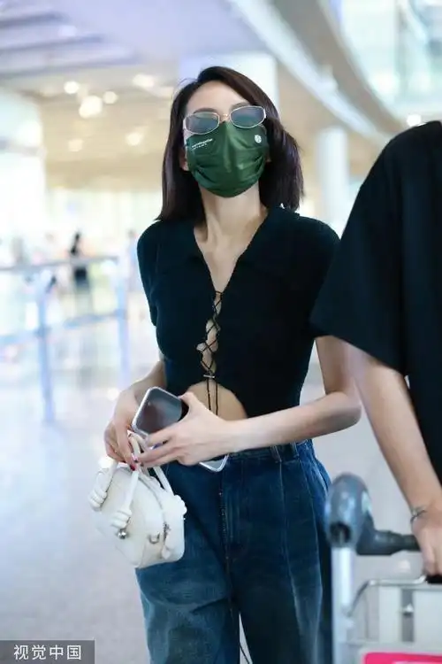 刘惜君今日份机场照曝光黑色绑带露腰上衣小性感拿捏了