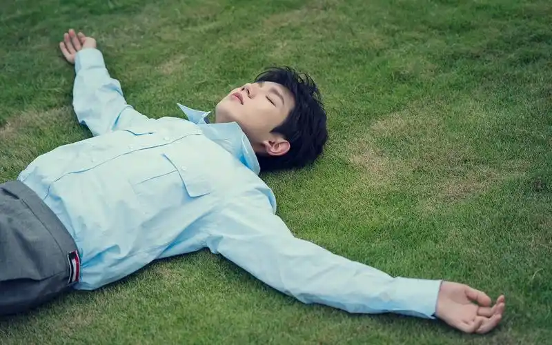 王源阳光帅气写真桌面壁纸