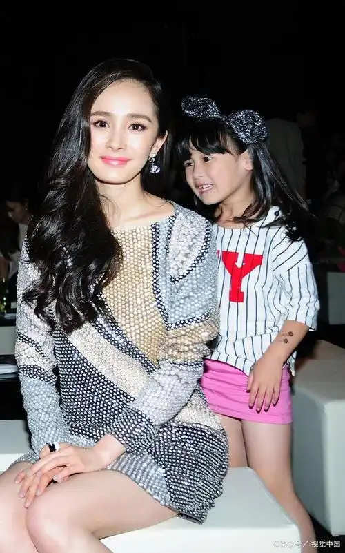 除了关注孩子的成长教育,刘恺威还注重为孩子营造一个温馨,快乐的家庭