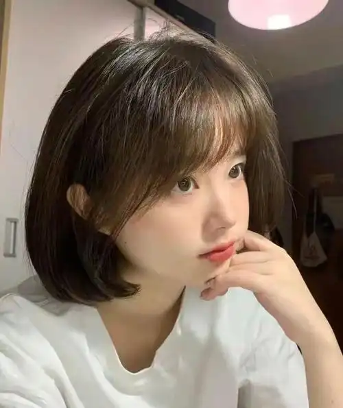 小个子圆脸女生尽量别留长发,推荐这款"齐下巴短发",减龄洋气
