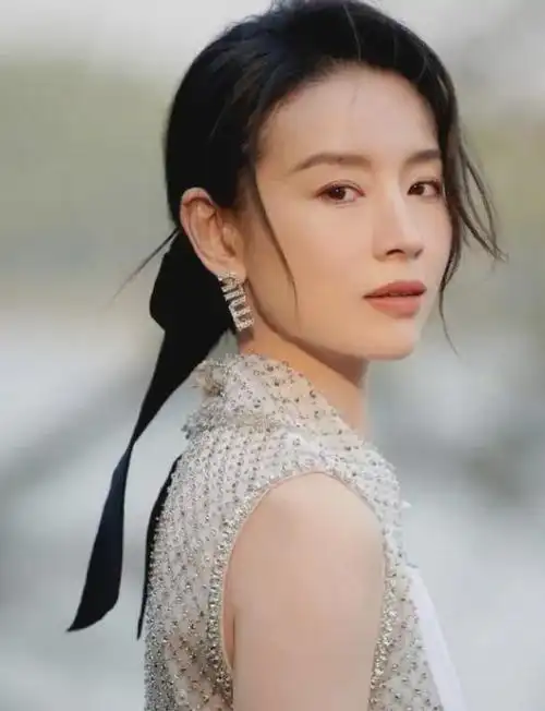 董洁真奢侈,穿1万9衬衫配2万5格纹裙显贵气,再度美回"冷清秋"