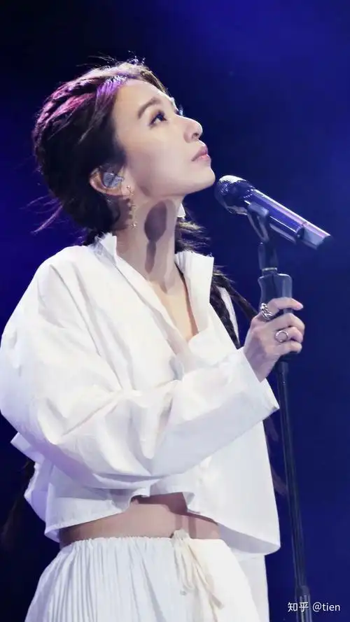 有没有适合全面屏手机的田馥甄壁纸