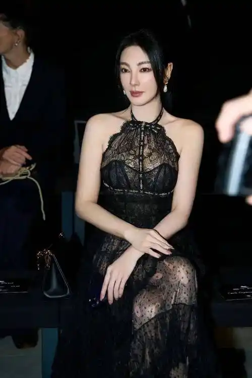 张雨绮这身镂空透视蕾丝裙太性感了!像魅惑的黑玫瑰般,妩媚动人!