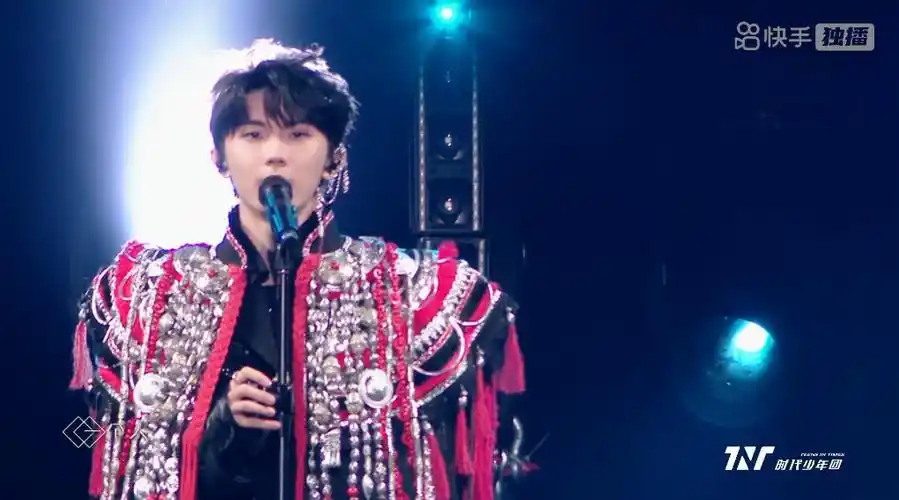 马嘉祺《狼》solo舞台#马嘉祺脱外套#立麦,脱外套,耳饰,马嘉祺的舞台