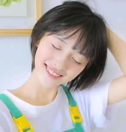 生也可以尝试这款空气刘海齐耳短发,发量多的辣妈美眉剪这款短发发型