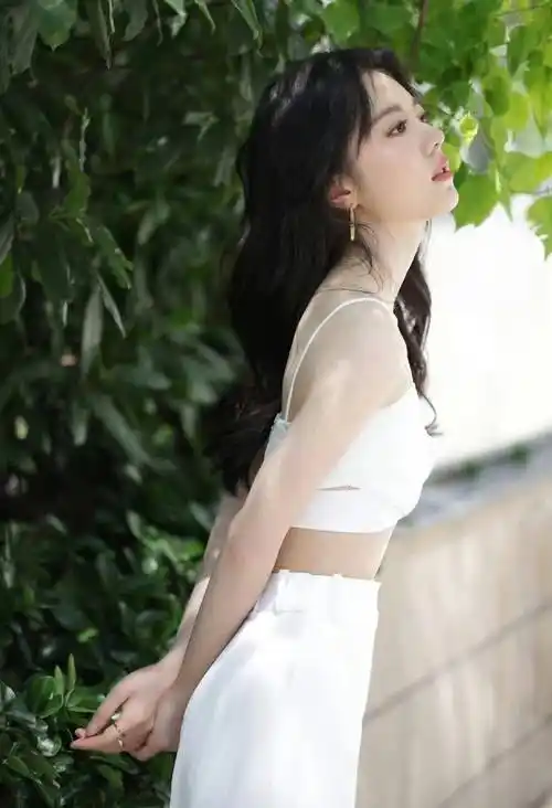 赵今麦身穿白色吊带背心,搭配高级裤同色系,时尚优雅又高级_活动_风格