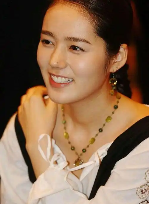 精美图集韩国俏鼻女王韩佳人