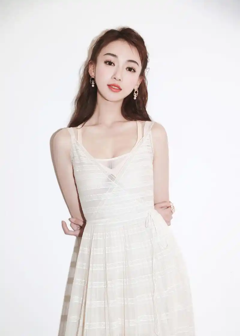 来一波可甜可咸的吴谨言照片