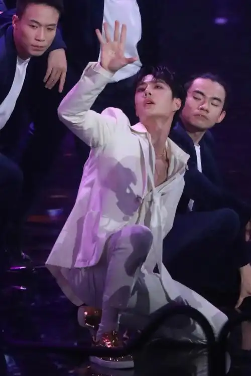 网传王一博不再常驻《街舞》,即将进组《人鱼》,二搭程耳导演_腾讯