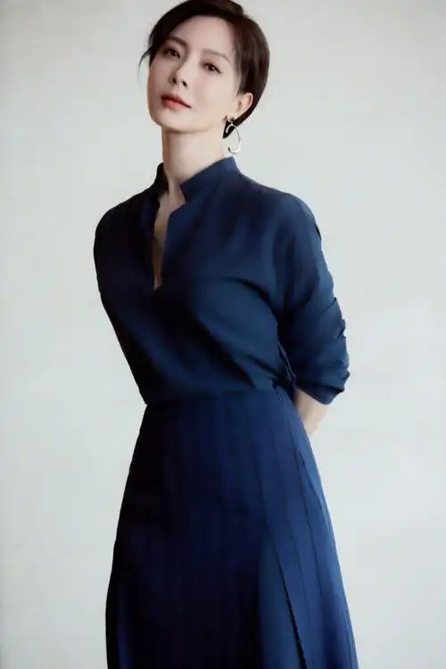 陈数保养得真好虽然服装穿搭很简约却掩不住好气质