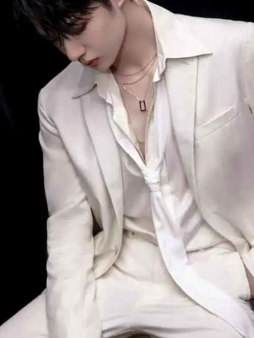 就是在王一博颈项上,锁骨上,胸口来回滑动,起舞.