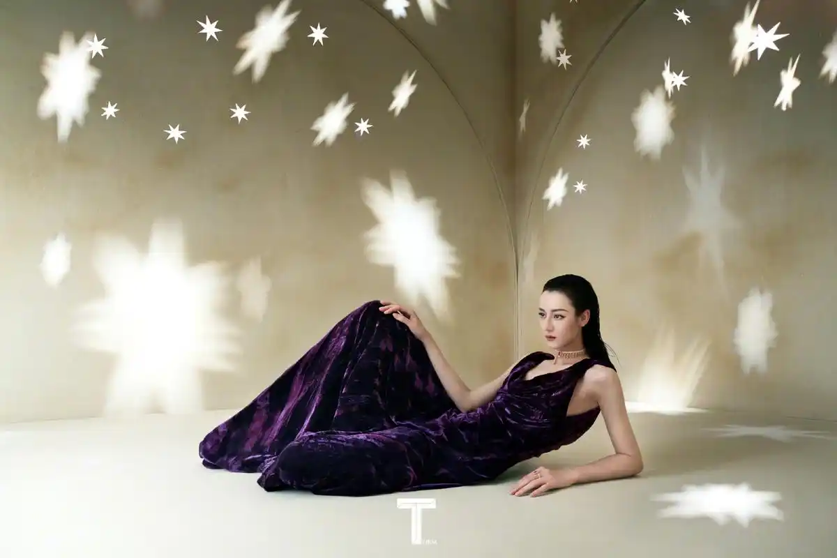 迪丽热巴t锦绣四月刊封面大片,身着dior2023春夏高定服饰亮相,梦幻