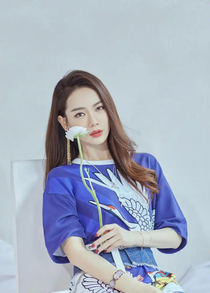 戚薇美艳撩人时尚写真大片