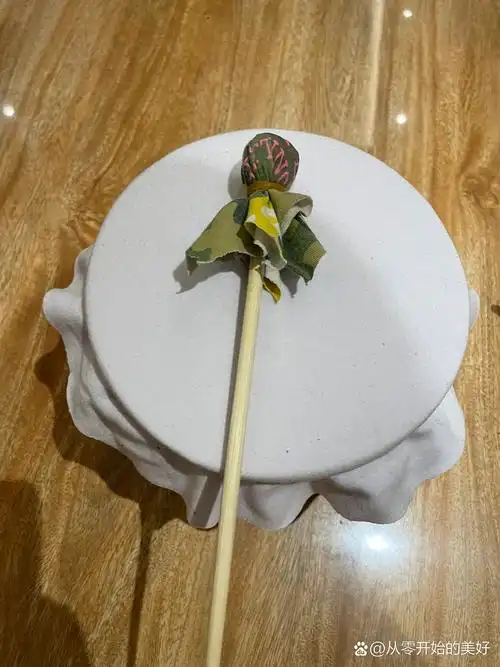 自制小鼓 自制打击乐器:肯德基全家桶,旧衣服两件,硬纸壳,一次性筷子