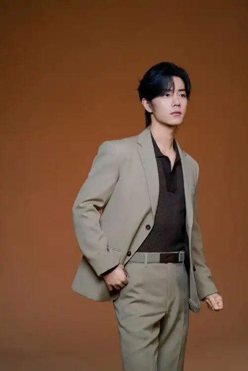 肖战工作室九宫格营业#一大早就被肖战的九宫格帅醒了,营业得刚刚好