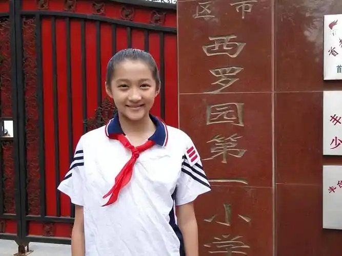 观众一直看着长大的童星,当初在不过才4岁的时候关晓彤就已经开始演戏