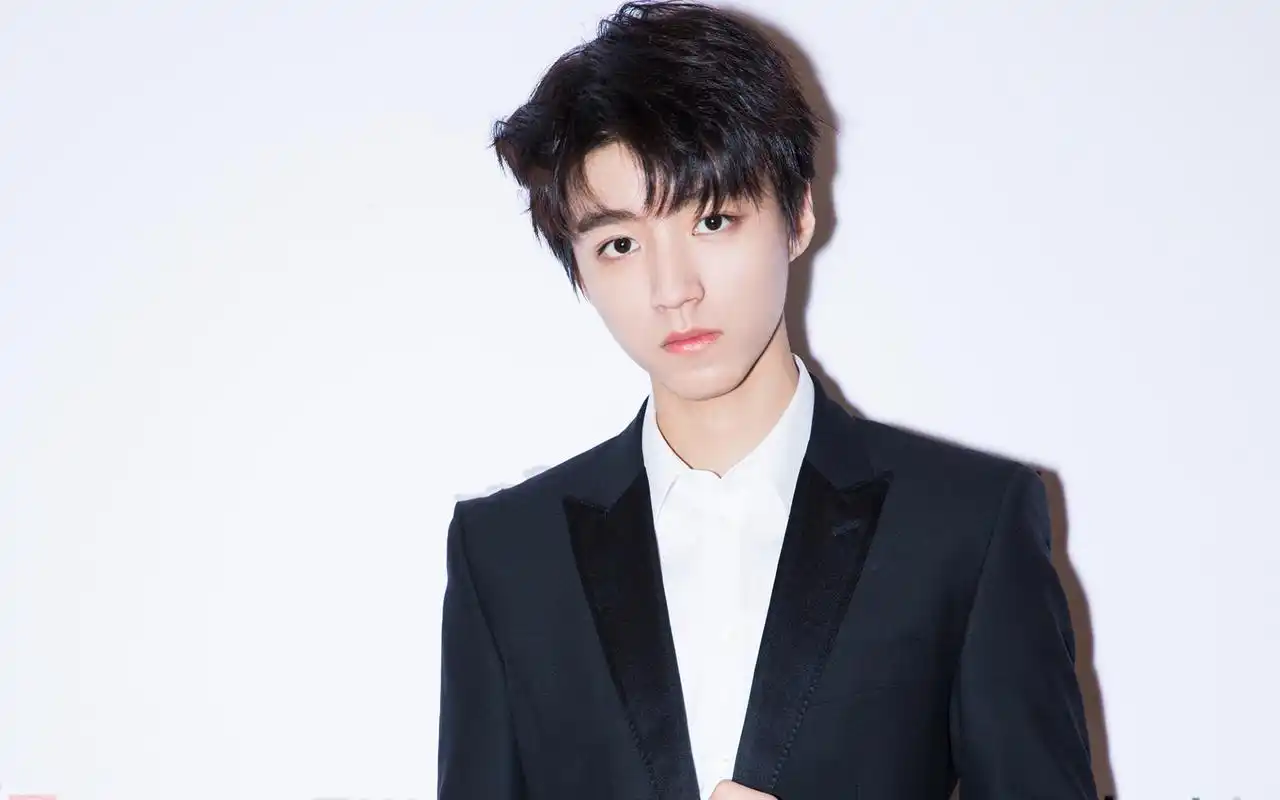 王俊凯黑西装帅气写真图片桌面壁纸