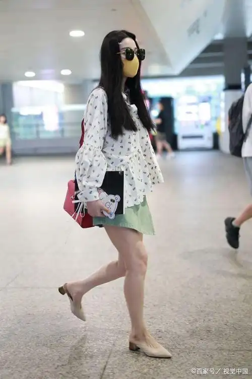 范冰冰穿波点衬衫搭配绿色短裙秀细腿,犹如学生妹,真会"扮嫩"