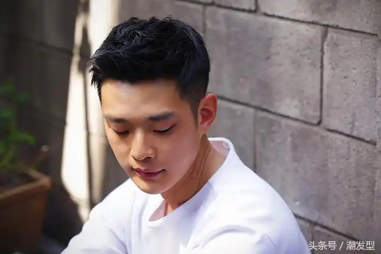 韩式烫发纹理好看男生发型,配上自然的发色,更加时尚潮气