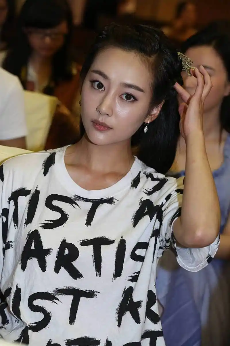 歌手马頔在个人社交账号中为演员李纯宣传新作,并晒出李纯作品海报