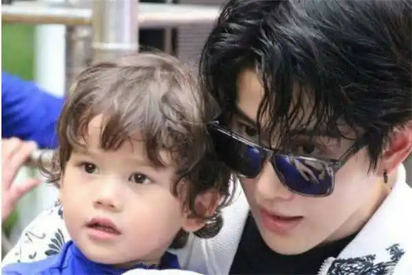 原创以为mike的儿子够帅了看到任嘉伦儿子全世界等你长大