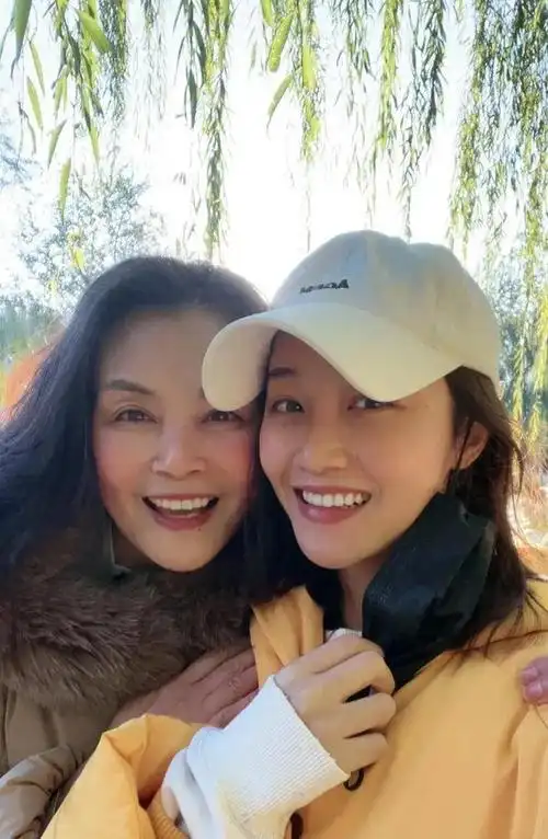 蓝盈莹化身"小黄人",搭灰色卫裤白色棒球帽,和妈妈出游好开心|浣碧_网