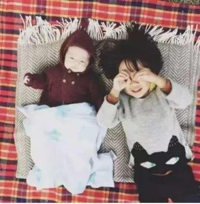 哥哥哄妹妹睡觉,暖心举动引网友称赞