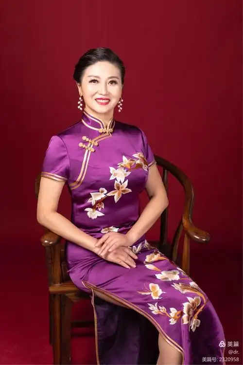 最美不过旗袍,优雅坐姿让生活多了几分恬静,多了一道风景