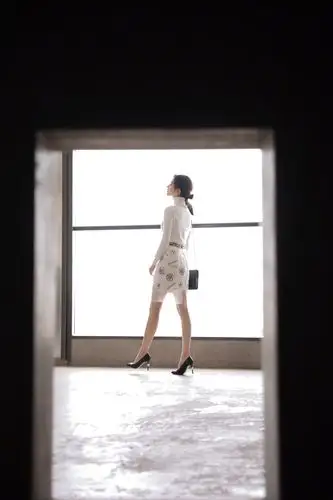 刘诗诗白色羽毛纱裙大片曝光 气质优雅身姿婀娜