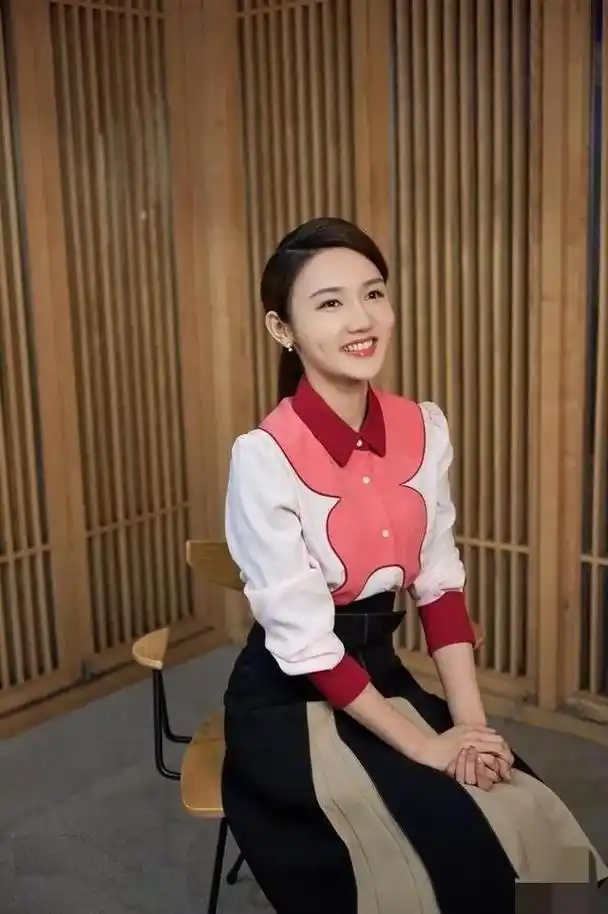 央视《诗词大会》主持人龙洋惊艳写真集_网易订阅