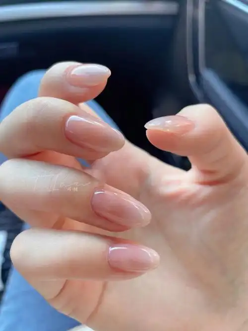 浅色乳白渐变夏日美甲简约风