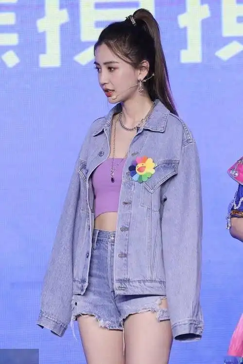 杨颖穿一条牛仔短裤 网友:皮肤好白呀