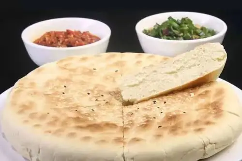 关中娃是吃着锅盔长大的,上学的时候,考试没考好,老师就会说:"看你考