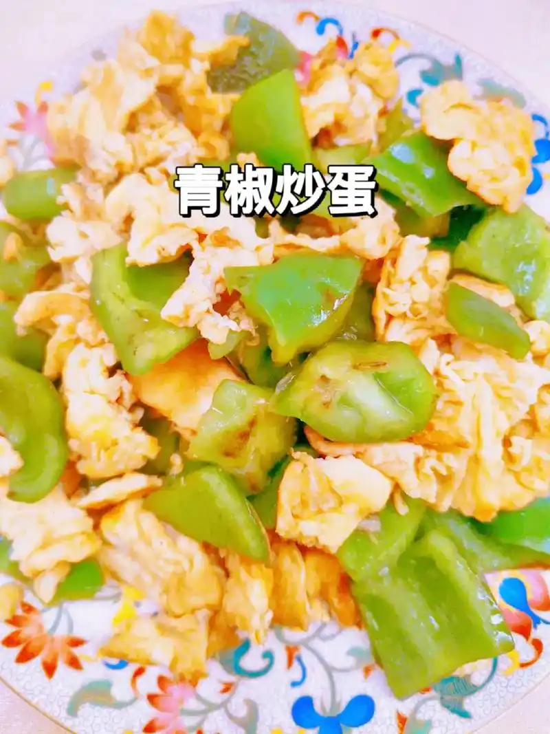 挑战鸡蛋的100种做法之第1种青椒炒蛋.这款青椒炒蛋就3个特 - 抖音