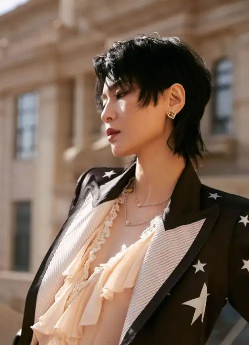 sohufashion·星鲜事##周笔畅缎面星空西装