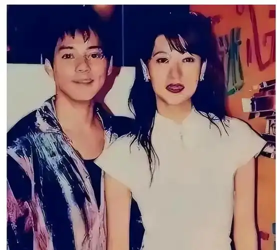 陈宝莲跳楼21年后儿子由王菲经纪人抚养与干爹黄任中模样相似