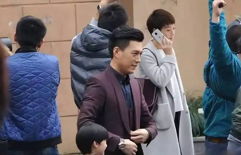 贺涵冒雨去接子君的那段戏,靳东本想多加个台词,导演愣是没同意_罗