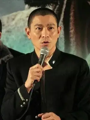 刘德华发型对比▽古典型人也不要随便尝试平头,因为你的发型和着装一