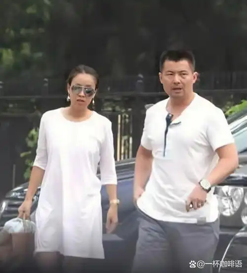 那英与富豪老公罕见同框,老公有才又有貌!