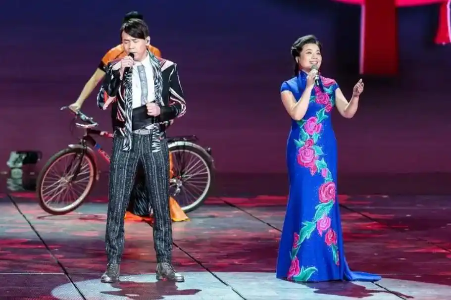 歌唱家张也:与初恋相爱8年未果,后与关锦鹏传绯闻,如今53岁仍未婚