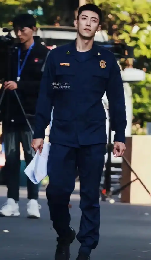 的军装照片,庄重而威严的军装下一张无比帅气干净的脸庞黄景瑜在娱乐