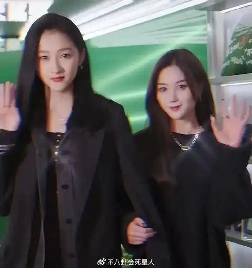 一直被说身材壮实的关晓彤,脸部流畅度比身边的网红好太多.